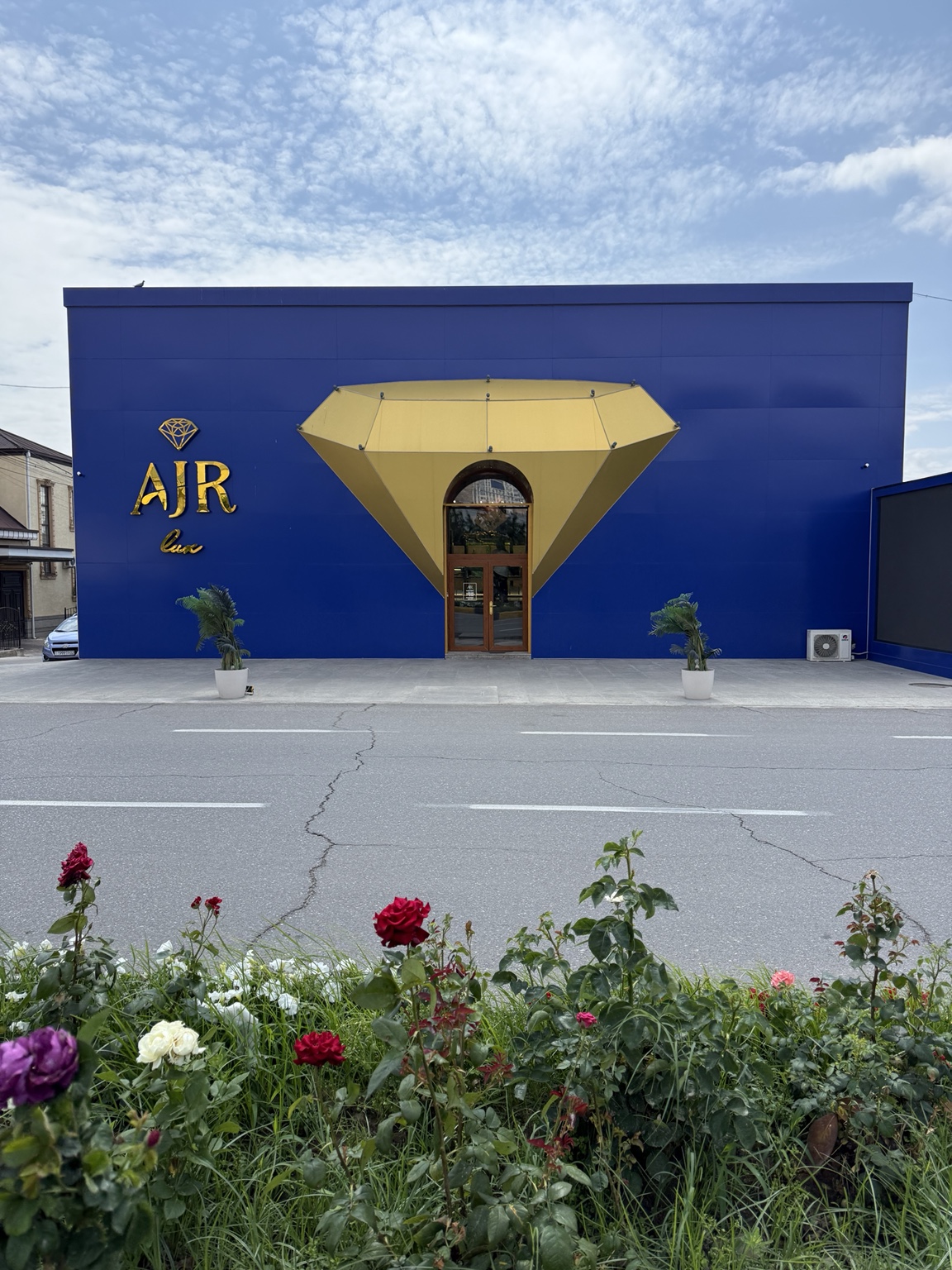 Фасад AJR LUX с золотым входом в форме бриллианта